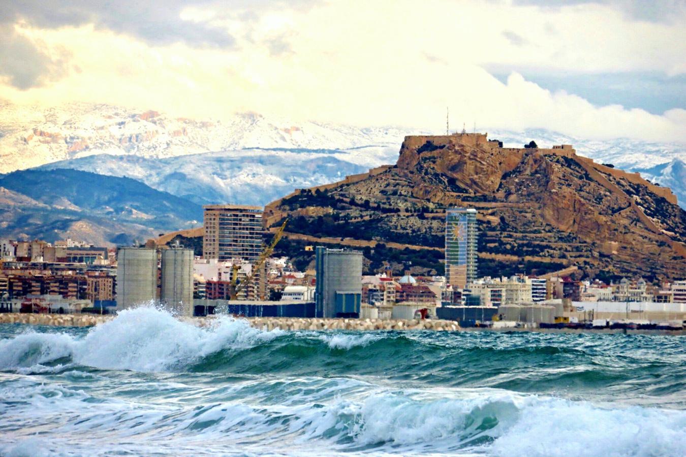 Alicante ciudad y la sierra de Aitana. 