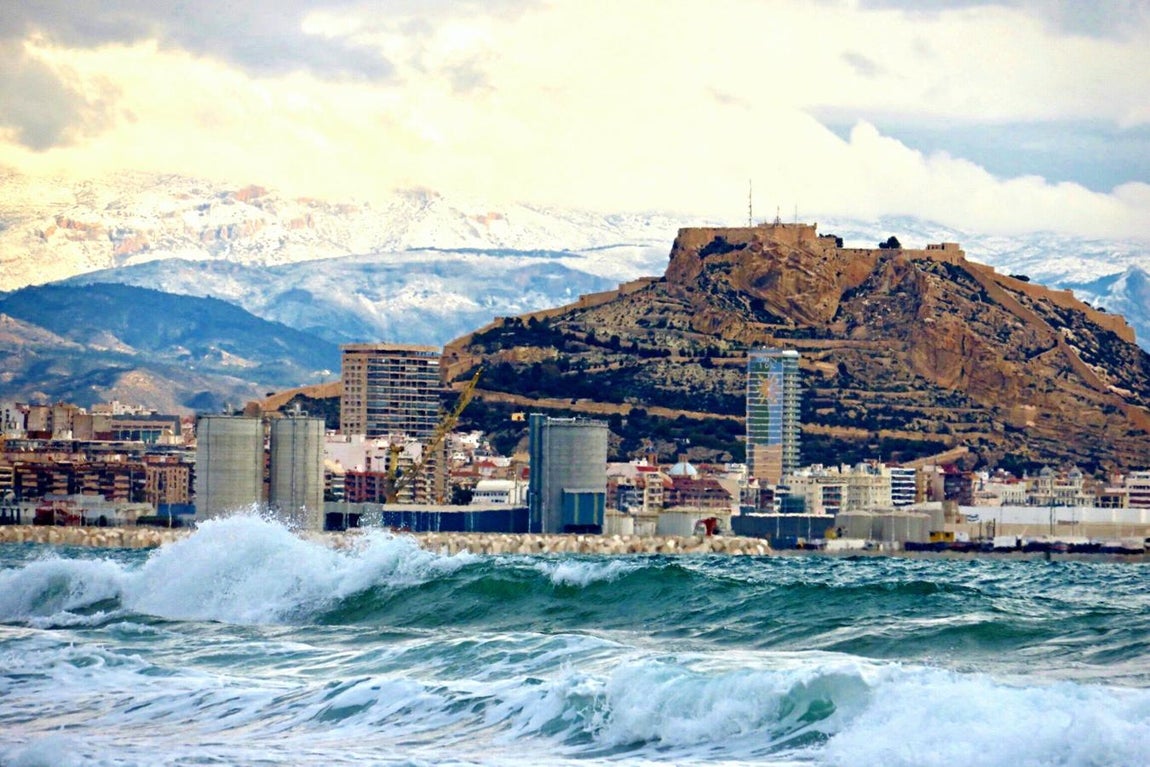 Alicante ciudad y la sierra de Aitana. 