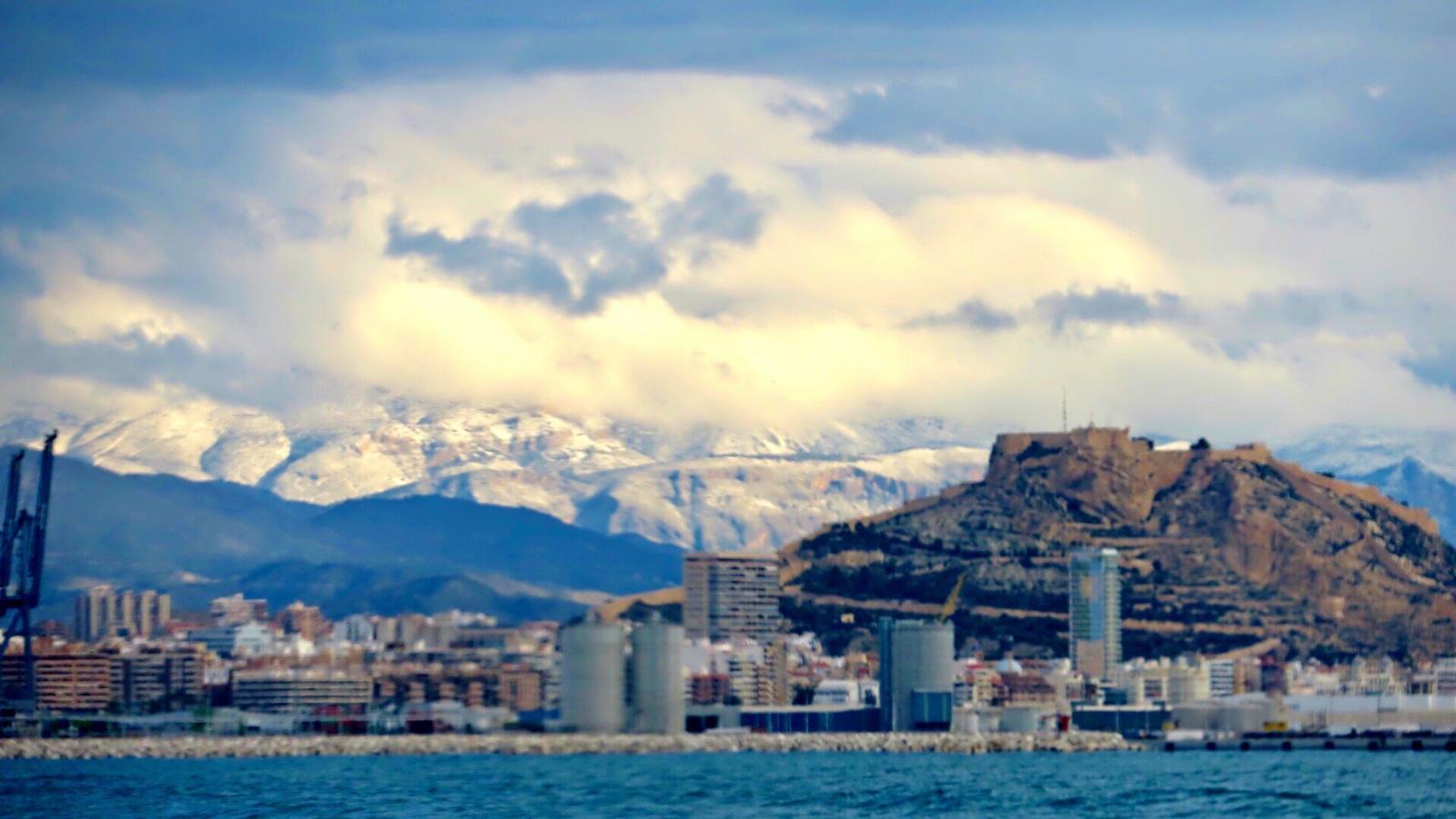 Alicante ciudad y la sierra de Aitana. 