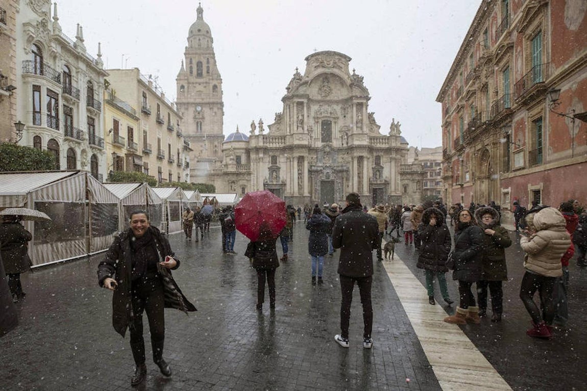 Las imágenes más impactantes de la ola de frío. La nieve ha caído en la ciudad de Murcia, por primera vez en 34 años, por lo que los vecinos de la ciudad no han querido perderse el espectáculo