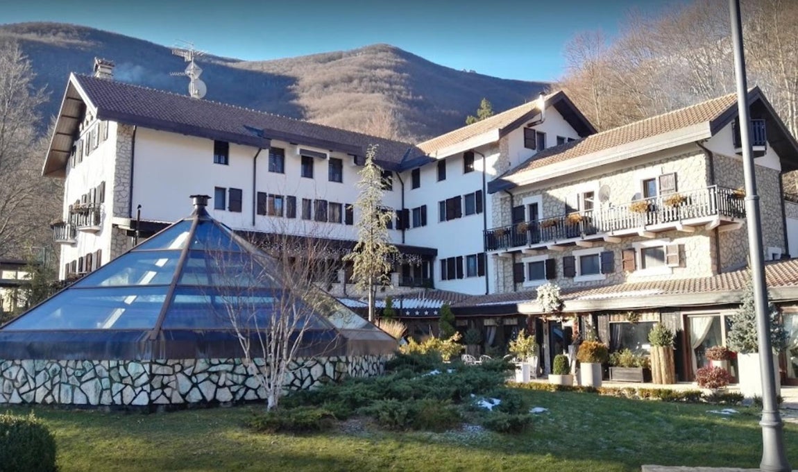 Así era el hotel Rigopiano, sepultado por un alud en Italia. El Hotel Rigopiano, en la localidad de Farindola, en la región de los Abruzos ha quedado sepultado por un alud de nieve que pudo ser producido tras los terremotos de Italia