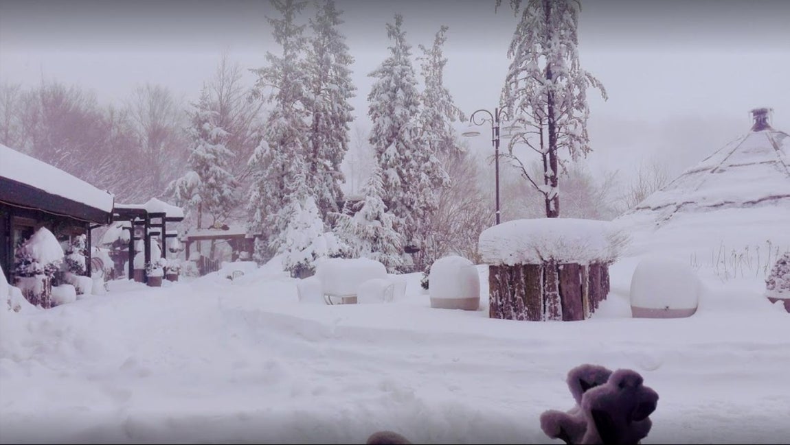 Así era el hotel Rigopiano, sepultado por un alud en Italia. Hotel Rigopiano, en la localidad de Farindola, en la región de los Abruzos ha quedado sepultado por un alud de nieve que pudo ser producido tras los terremotos de Italia