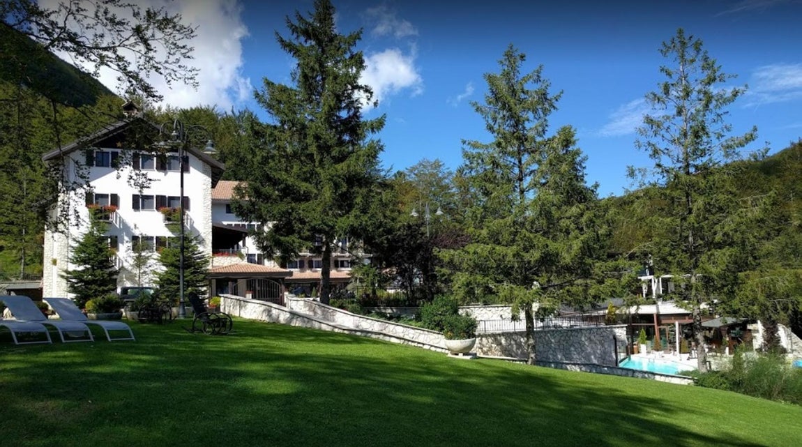 Así era el hotel Rigopiano, sepultado por un alud en Italia. Hotel Rigopiano, en la localidad de Farindola, en la región de los Abruzos ha quedado sepultado por un alud de nieve que pudo ser producido tras los terremotos de Italia