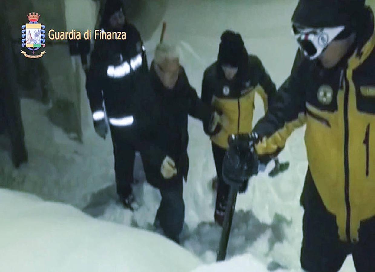 Momento del rescate en el hotel italiano, que ha sufrido una avalancha de nieve