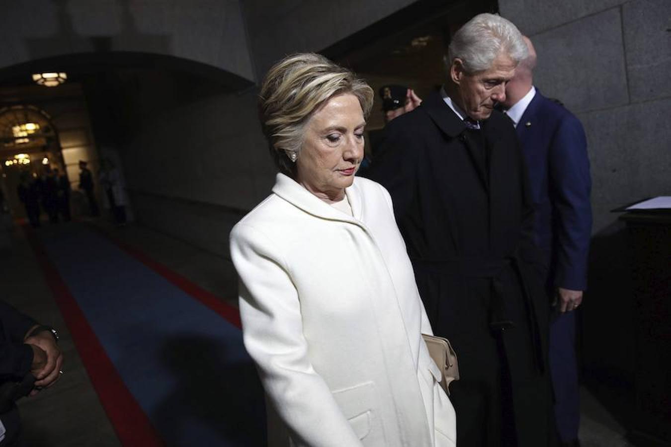 El matrimonio Clinton, antes de salir hacia el escenario de la ceremonia. 