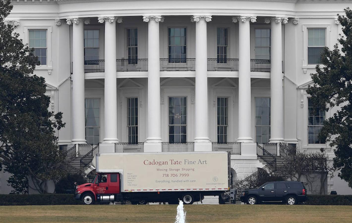 Un camión de mudanzas sale de la Casa Blanca. 