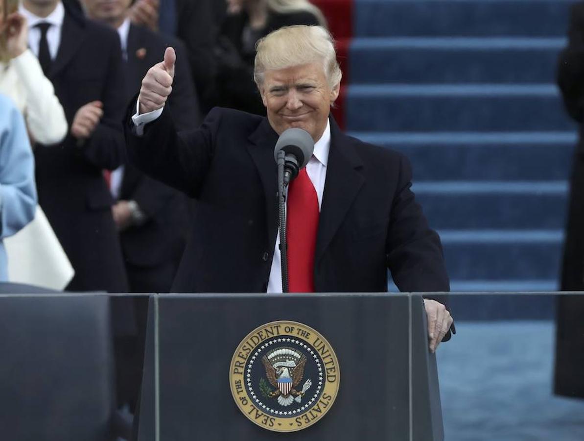 Pulgar arriba de Trump durante el discurso. 