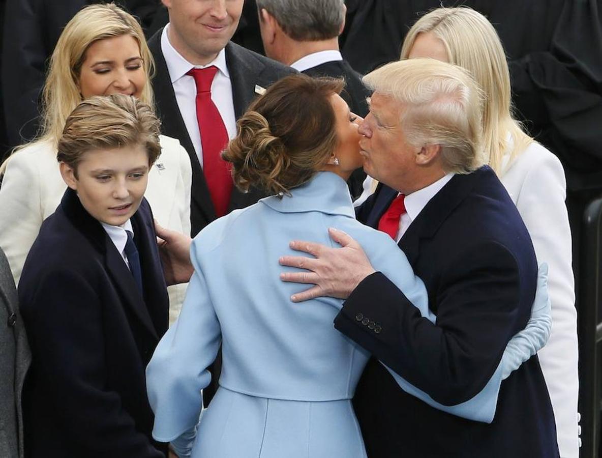 Trump besa a su mujer Melania tras ser investido. 