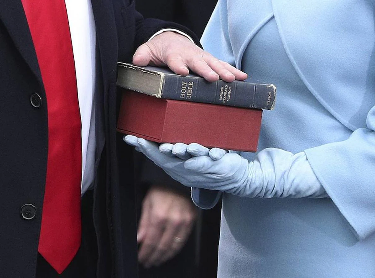 La mano de Trump, sobre la Biblia y las manos de su mujer Melania