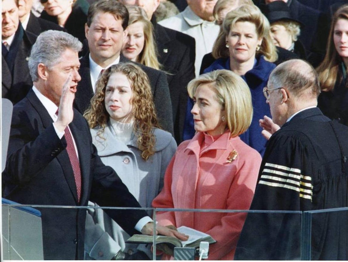 Hillary Clinton (segunda investidura). La mujer de Bill Clinton y la que ha sido candidata estas últimas elecciones a la presidencia de Estados Unidos fue vestida con una combinación de abrigo y vestido hasta la rodilla en color rosa palo.
