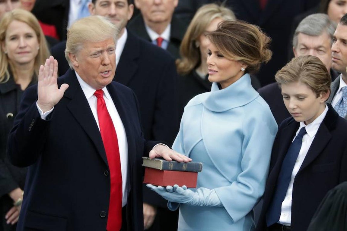 Melania Trump. La esposa del magnate se ha decantado por un vestido azul celeste y chaqueta del mismo tono, firmado por Ralph Lauren, que recordaba al estilo de Jackie Kennedy