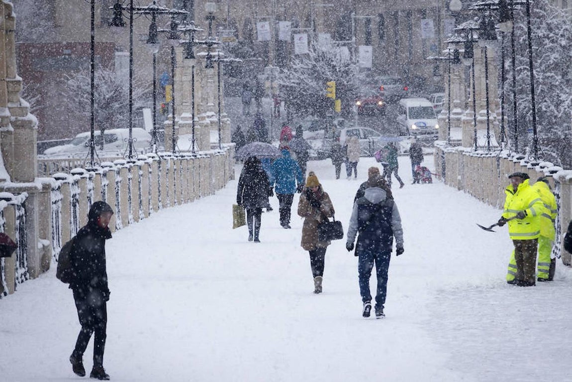 Teruel, capital, acostumbrada al frío, ha recibido una intensa nevada este 20 de enero. 