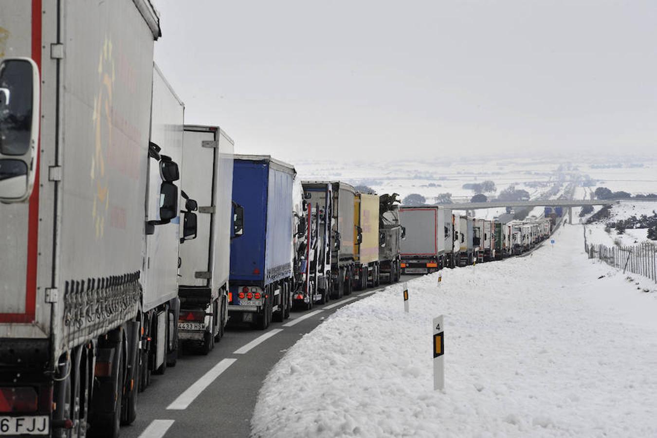 Largas retenciones en Bonete (Albacete), con decenas de camiones y vehículos retenidos en la A-31