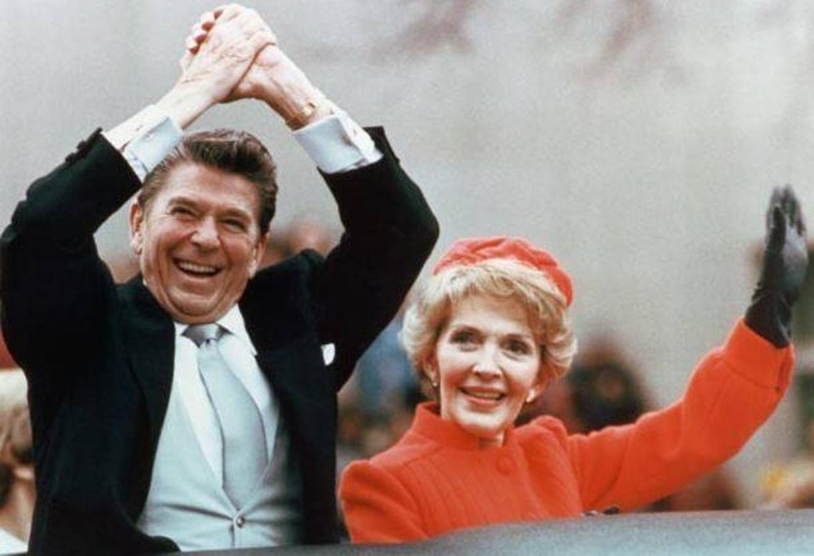 Nancy Reagan. Para la ceremonia inaugural escogió un traje de chaqueta naranja, acorde con un sombrero de la misma tonalidad
