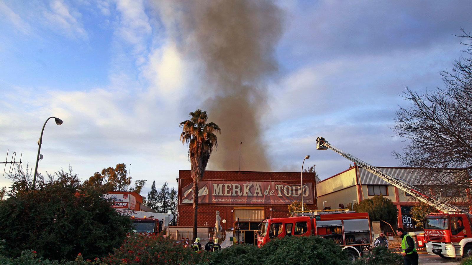 Arde una nave del polígono Pisa con riesgo de derrumbe