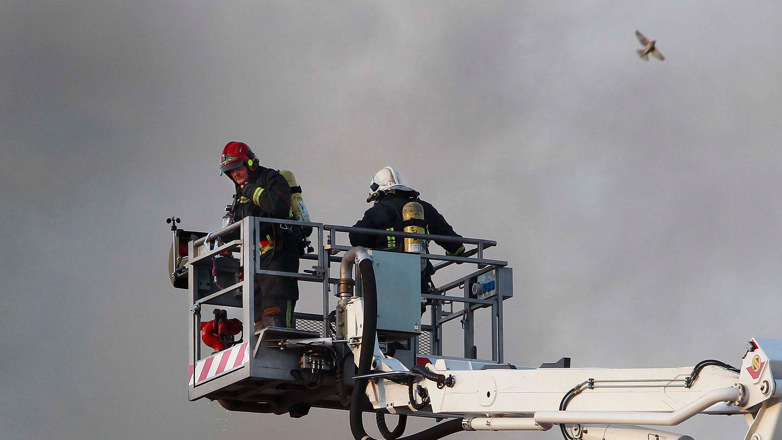 Arde una nave del polígono Pisa con riesgo de derrumbe