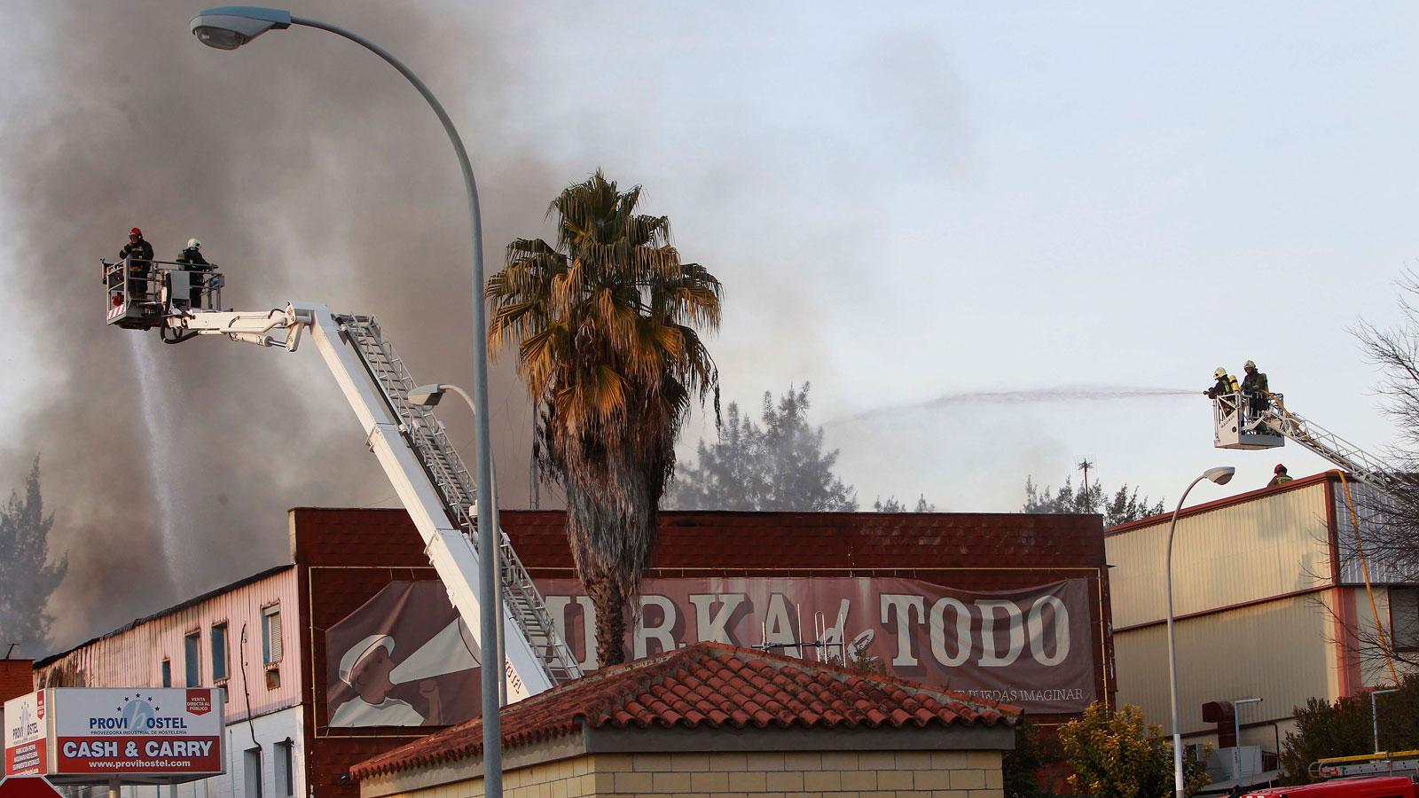 Arde una nave del polígono Pisa con riesgo de derrumbe