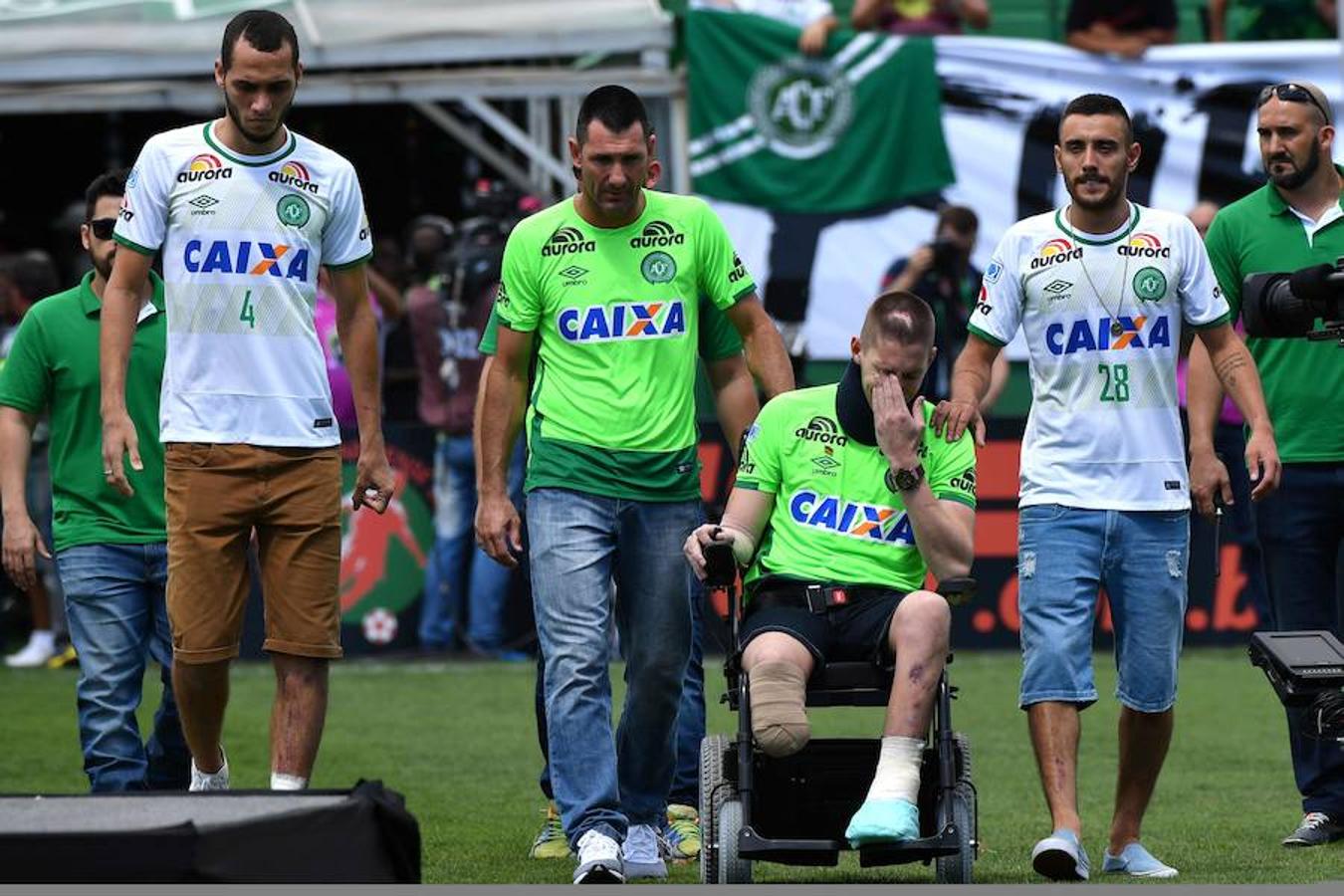 Emoción y lágrimas de los supervivientes en el primer partido del Chapecoense tras la tragedia