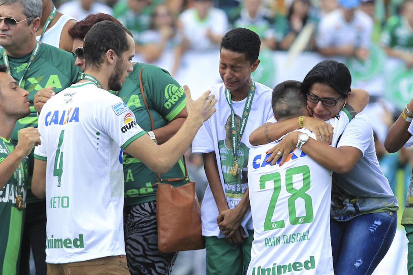 Emoción y lágrimas de los supervivientes en el primer partido del Chapecoense tras la tragedia