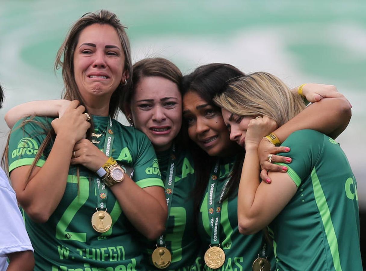 Emoción y lágrimas de los supervivientes en el primer partido del Chapecoense tras la tragedia