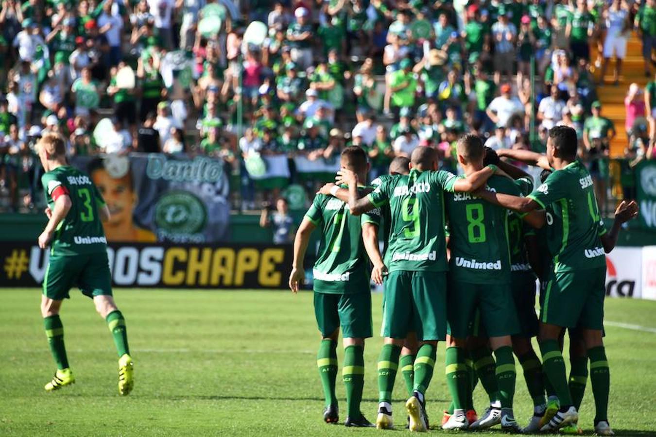 Emoción y lágrimas de los supervivientes en el primer partido del Chapecoense tras la tragedia