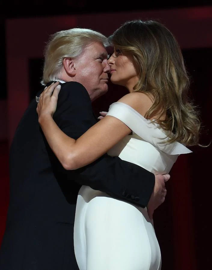 El presidente Trump ha asegurado que «hoy empieza el momento de trabajar», aunque no ha escondido los gestos de cariño a su mujer durante el baile. 