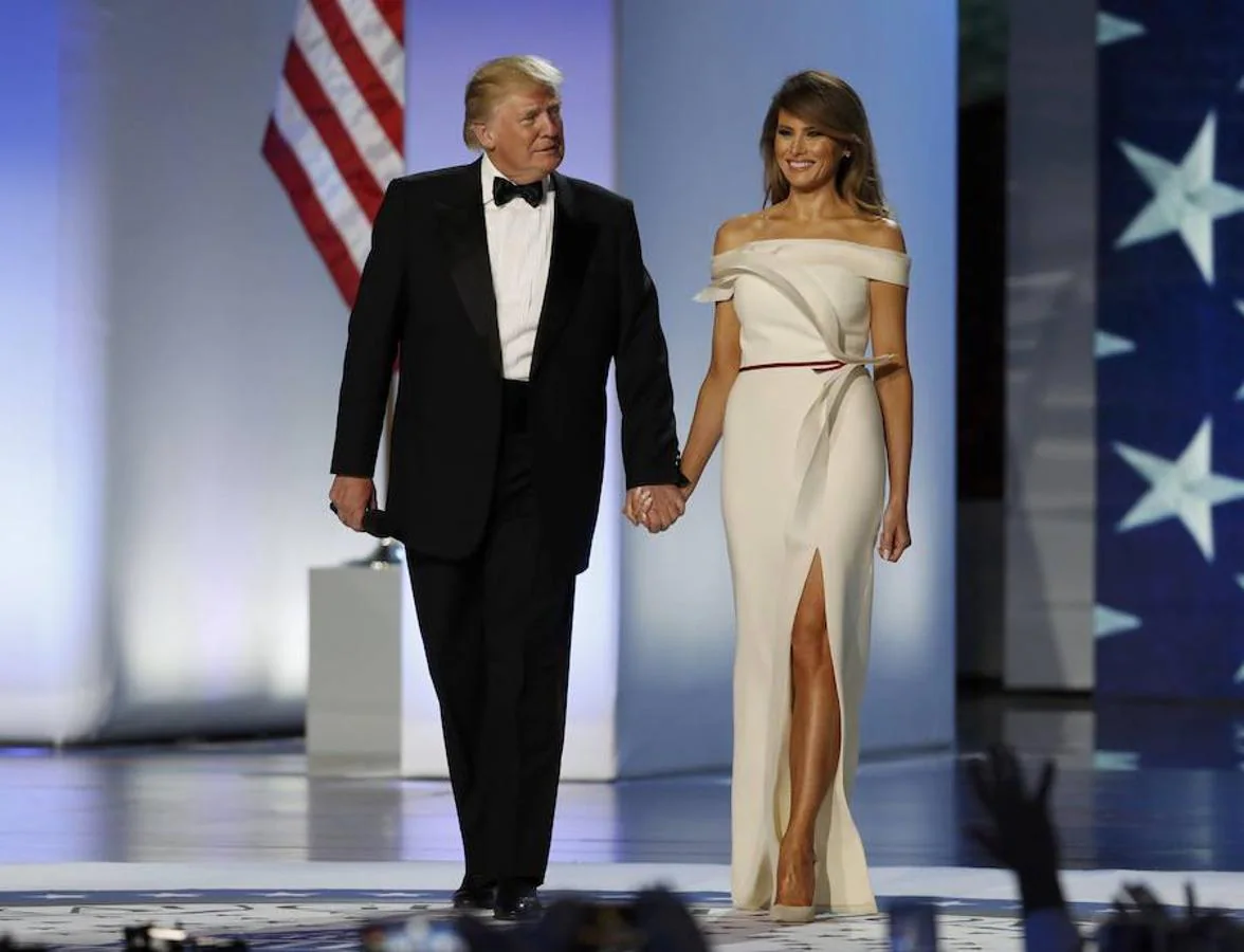 Trump ha abandonado su atuendo de campaña, el que ha lucido durante su toma de posesión, para vestir un elegante esmoquin.