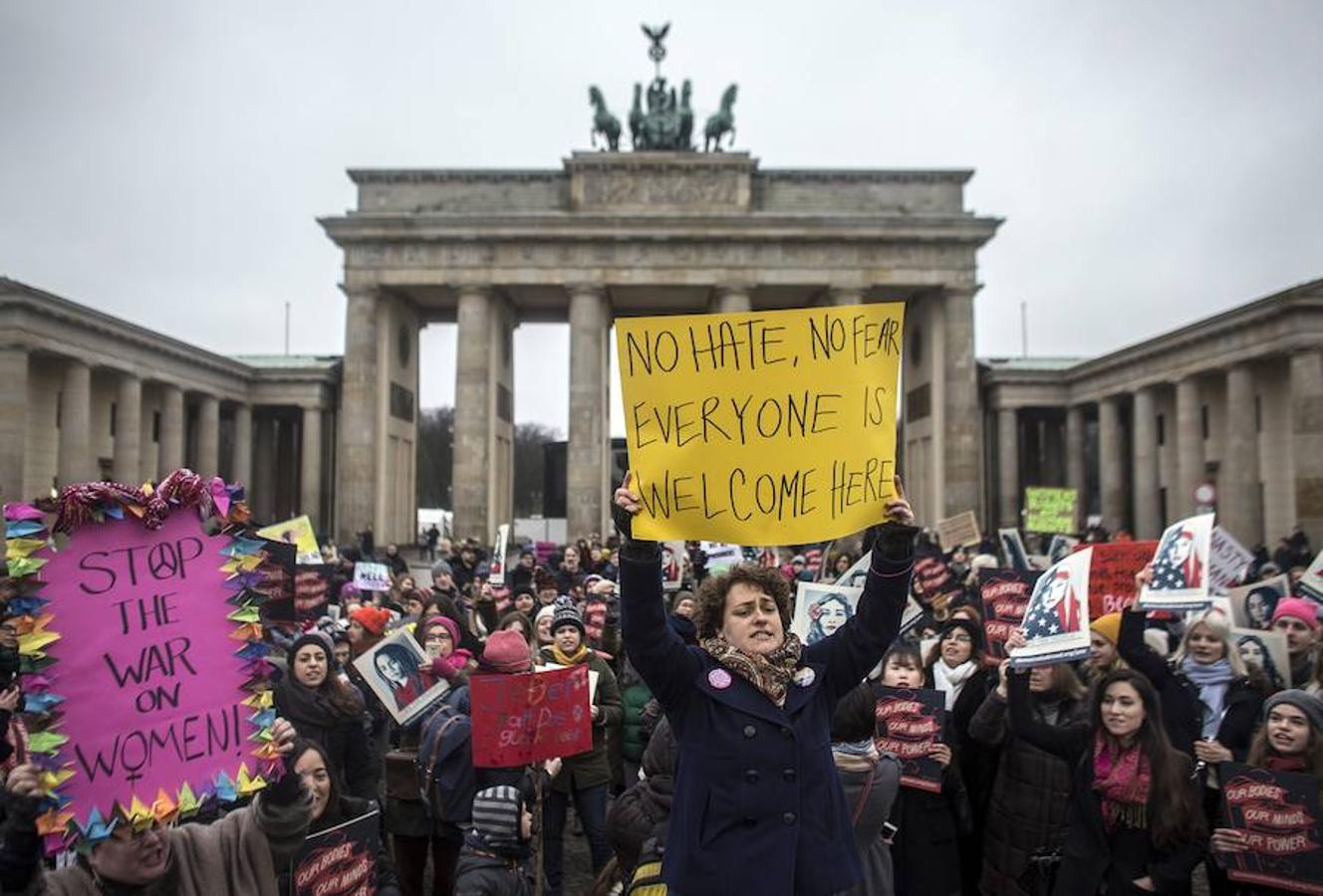 Manifestantes claman por los derechos de las mujeres en Berlín.. 