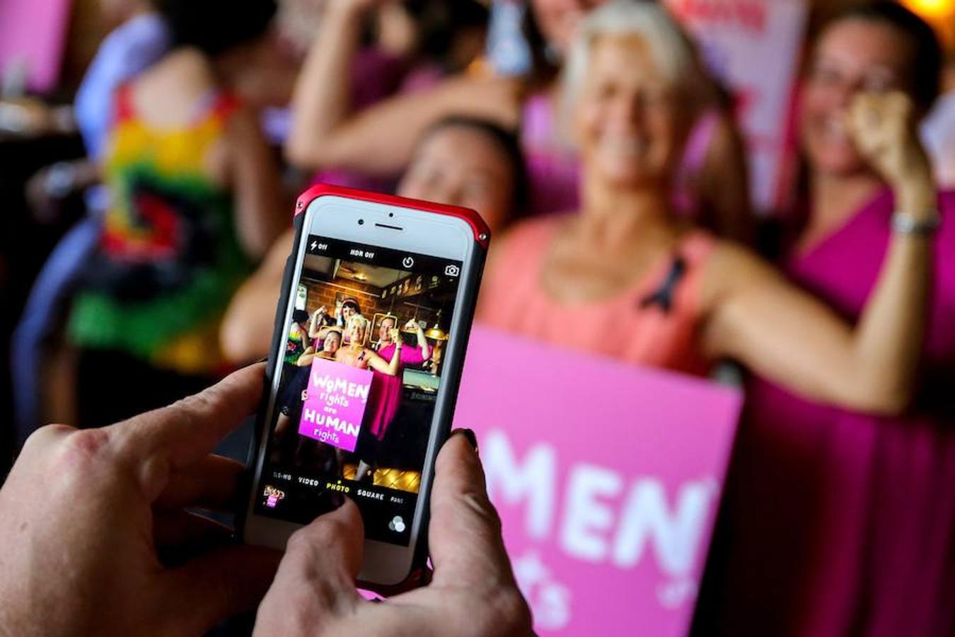 Mujeres que apoyan la marcha se reúnen en un restaurante de Bankok, Tailandia, donde se toman una fotografía.. 