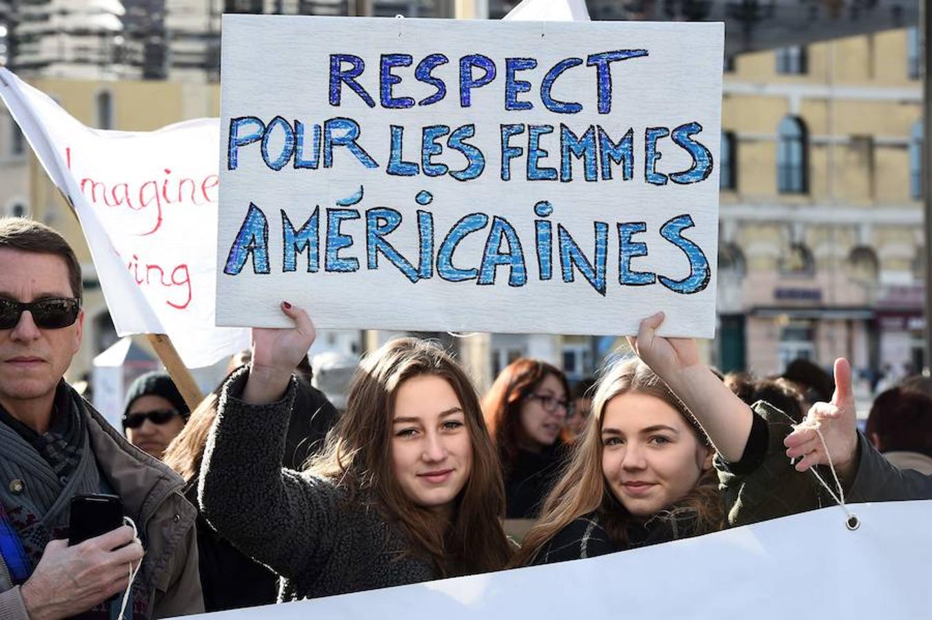 Dos mujeres sujetan un cartel en la marcha celebrada en Marsella, al sur de Francia.. 