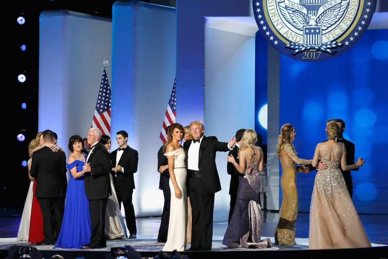 El presidente Trump ha estado acompañado en el escenario por su familia y el matromonio Pence durante el Liberty Ball.