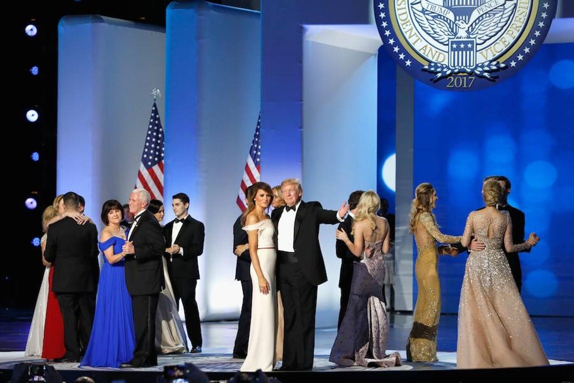 El presidente Trump ha estado acompañado en el escenario por su familia y el matromonio Pence durante el Liberty Ball.. 