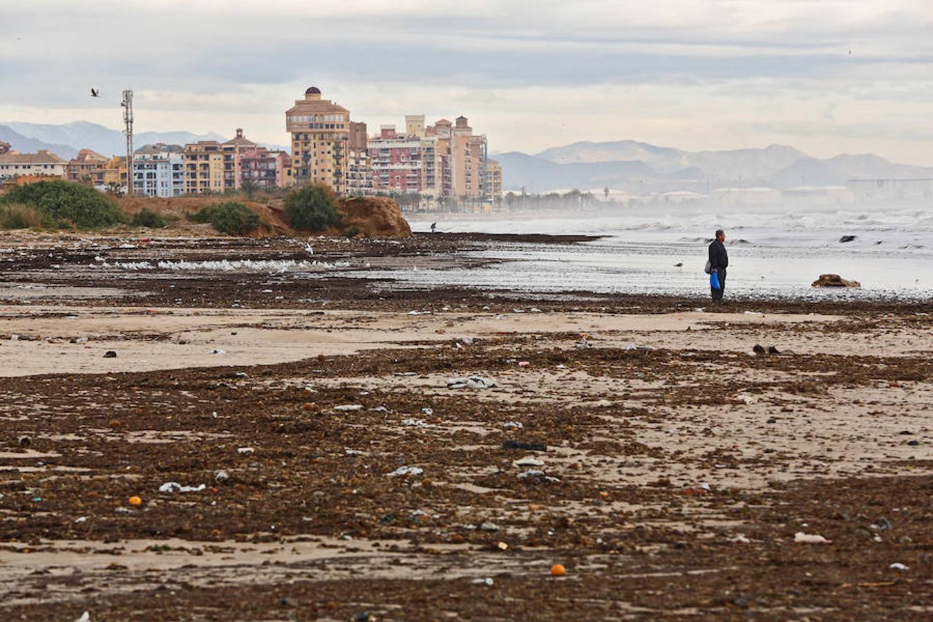 Imagen de los efectos del temporal en la playa de la Patacona (Valencia)