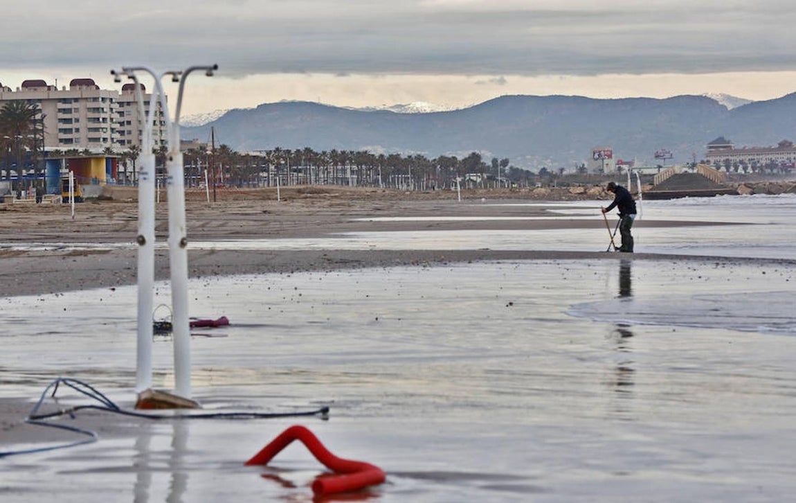 Imagen de los efectos del temporal en la playa de la Malvarrosa (Valencia)