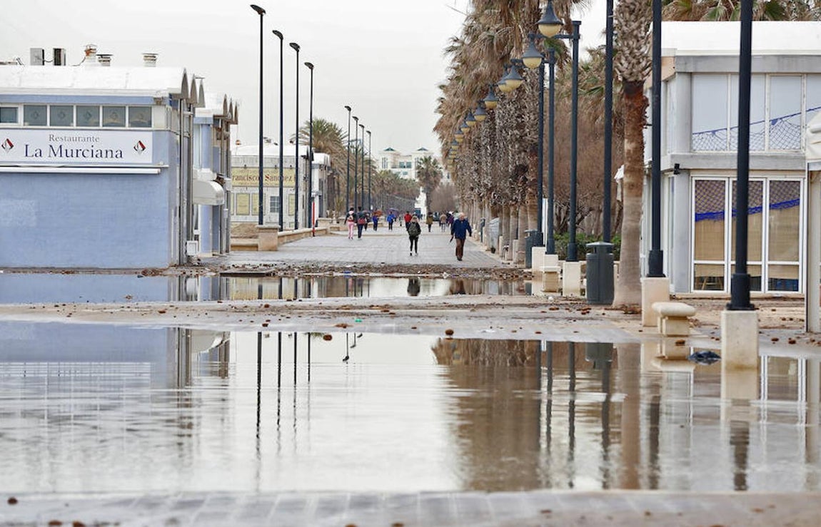 Imagen de los efectos del temporal en la playa de la Malvarrosa (Valencia)