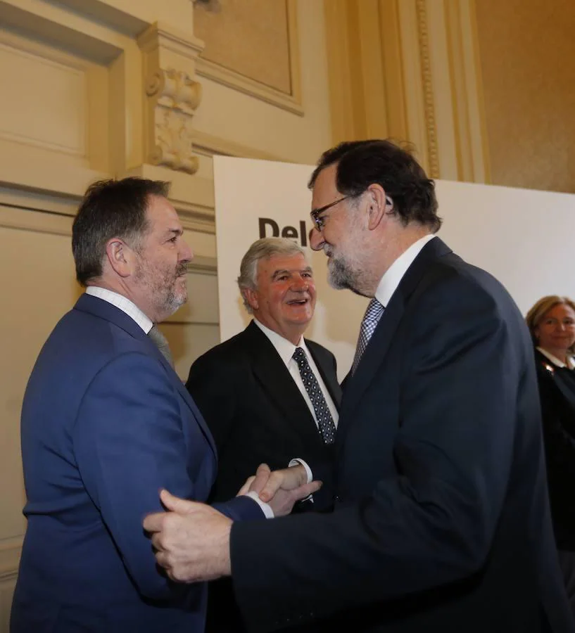 El director de ABC, Bieito Rubido (izquierda), y Rajoy se saludan al comienzo del Foro ABC
