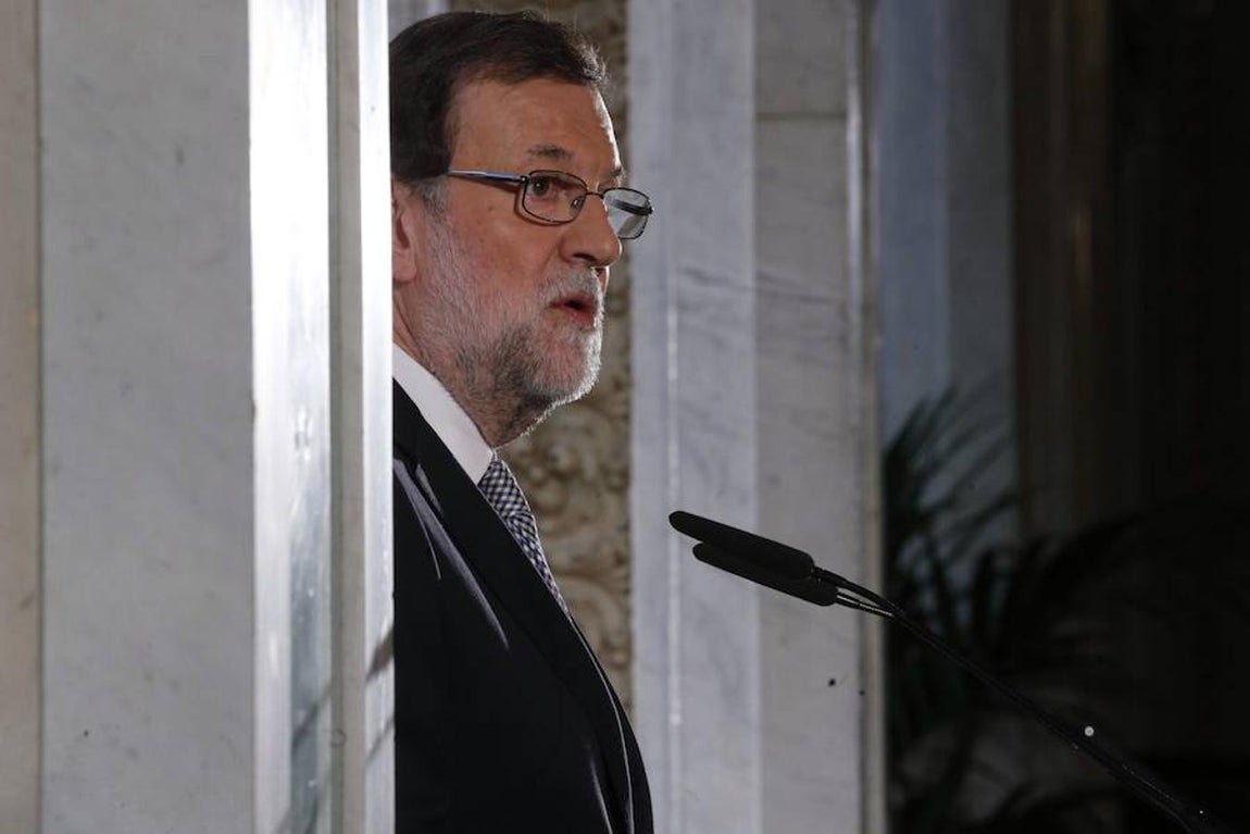 Rajoy aseguró que encara este 2017 «con un ambiente político mucho más sosegado y dialogante. Un diálogo articulado en torno a tres ejes: político, social y territorial, y que ha producido ya sus primeros frutos». 
