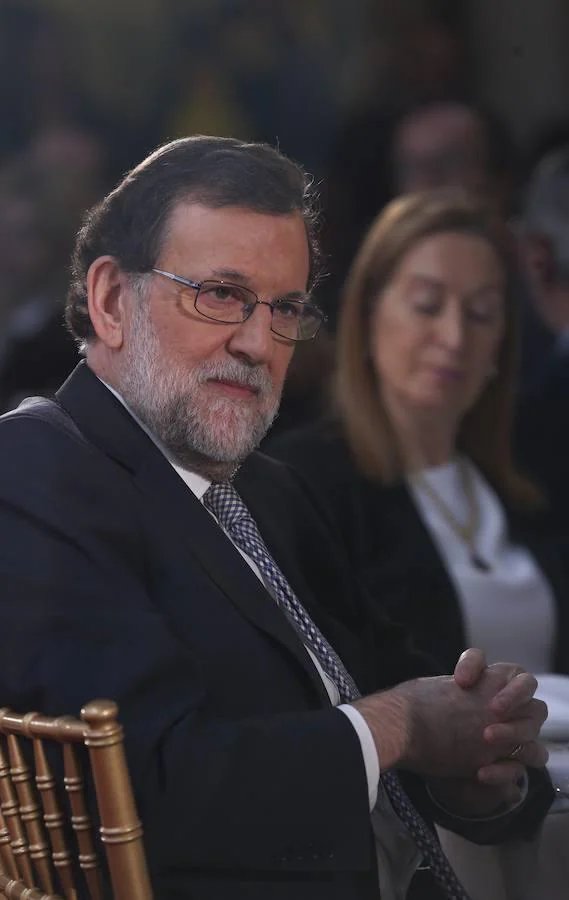 Rajoy sentado, junto a la presidenta del Congreso, Ana Pastor, tras su intervención