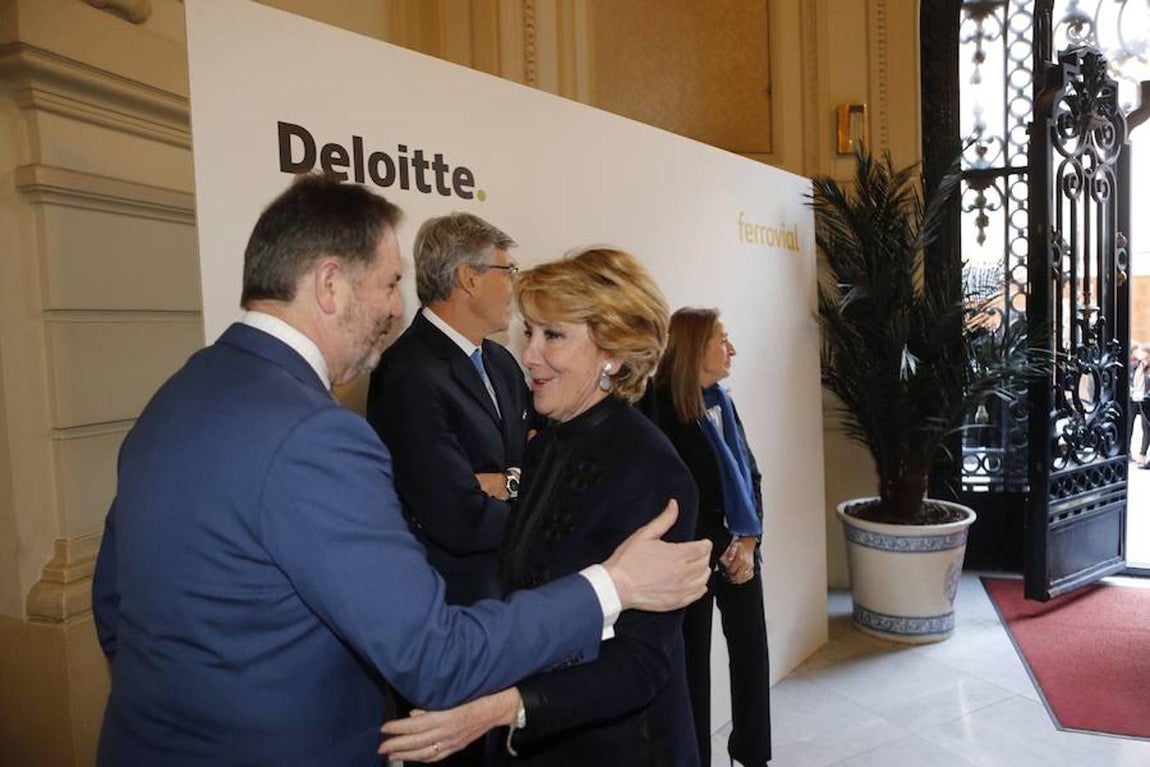 El director de ABC, Bieito Rubido, saluda a la portavoz del Grupo Municipal del PP en el Ayuntamiento de Madrid, Esperanza Aguirre. 