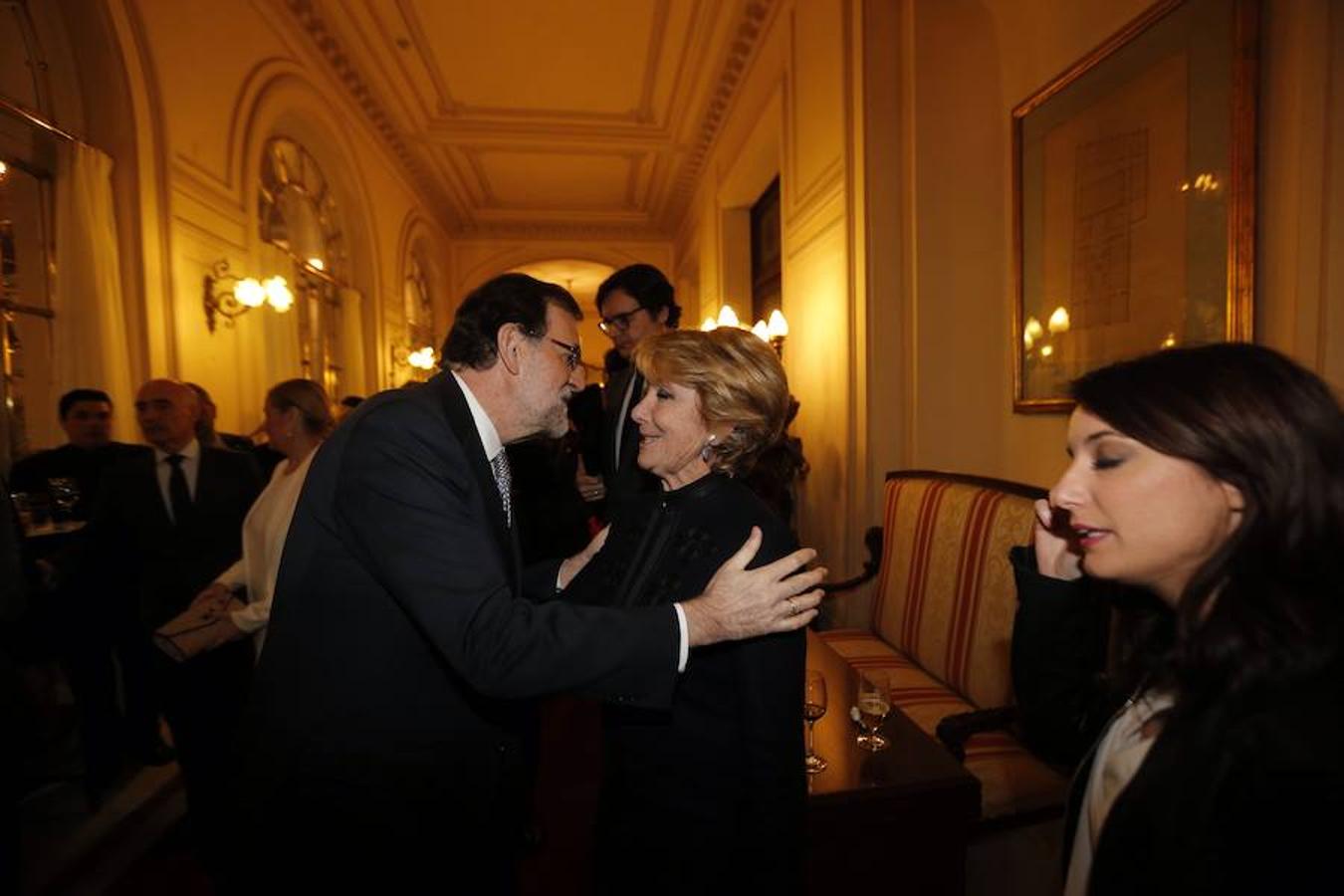 Mariano Rajoy y Esperanza Aguirre se saludan poco antes de comenzar el Foro ABC en el Casino de Madrid