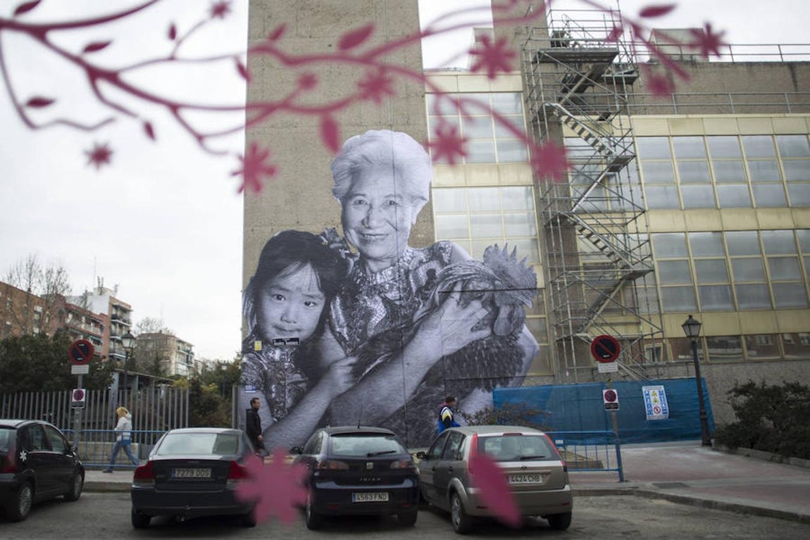 1. Dos generaciones de mujeres chinas posan con el gallo que simboliza el año en este mural, uno de los cuatro que ha preparado para la ocasión el fotoperiodista Juan Carlos Toro