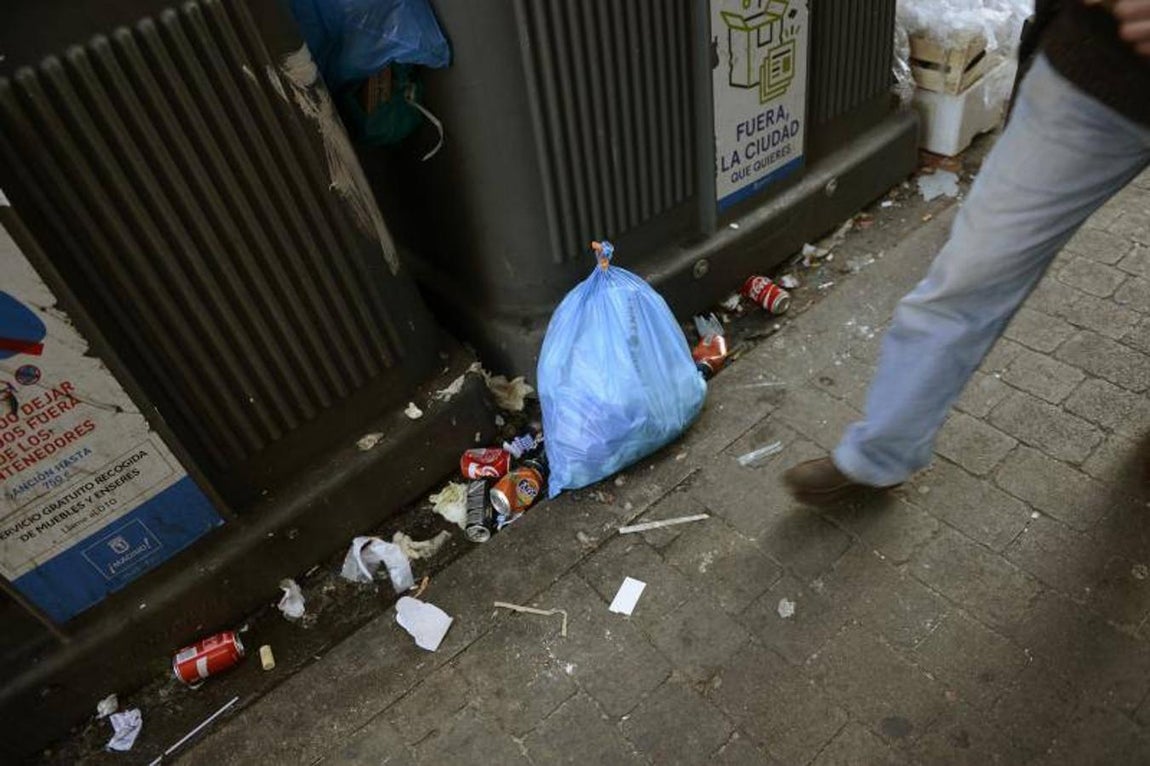 Estas imágenes fueron tomadas ayer en las calles de Madrid sin necesidad de buscar mucho. 