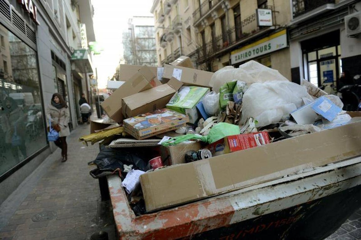 La basura está presente en numerosos puntos de la capital. 