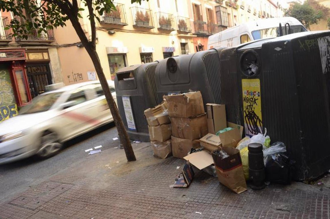 Incapaz de cumplir con su promesa de conseguir una ciudad más limpia, Manuela Carmena ha optado por negar la evidencia. 