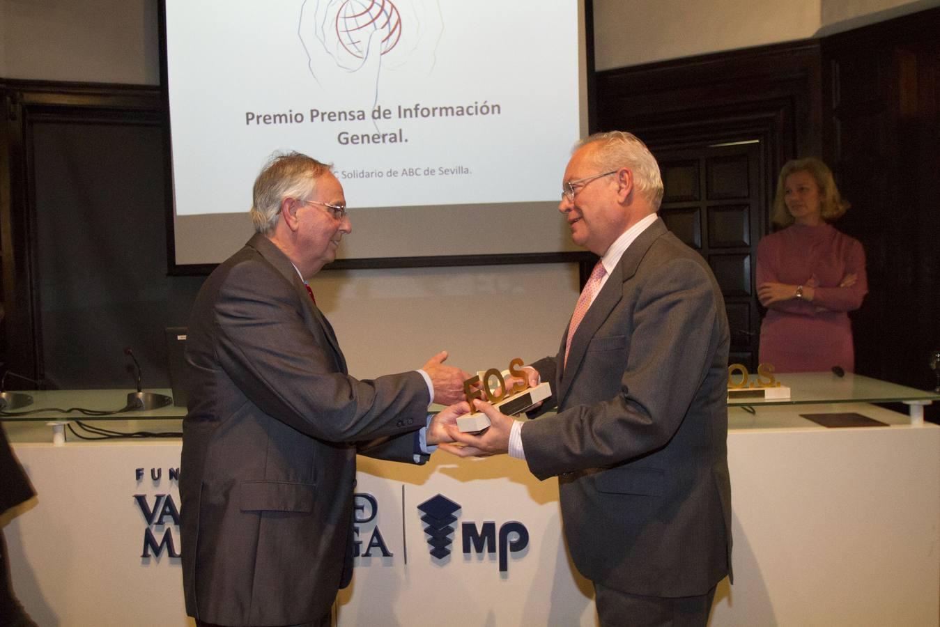 El Patrono de la FOS, Aníbal González Serrano, le entrega el premio Prensa de Información General por la sección ABC Solidario de ABC de Sevilla a su director, Álvaro Ybarra Pacheco