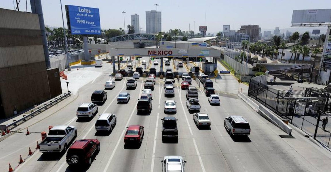 Vehículos alineados para entrar en México, en agosto de 2010, en la frontera de San Isidro (California). Una época en la que cientos de mexicanos cruzaban legalmente a Estados Unidos para adquirir bienes y buscar atención médica. 