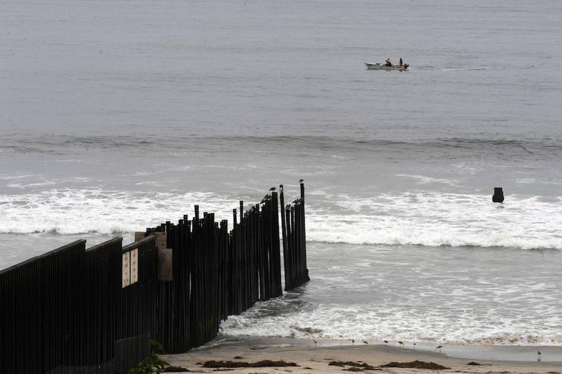 Fotografía tomada en 2010 en la reja que separa México y Estados Unidos en San Ysidro (California, EE.UU.). 