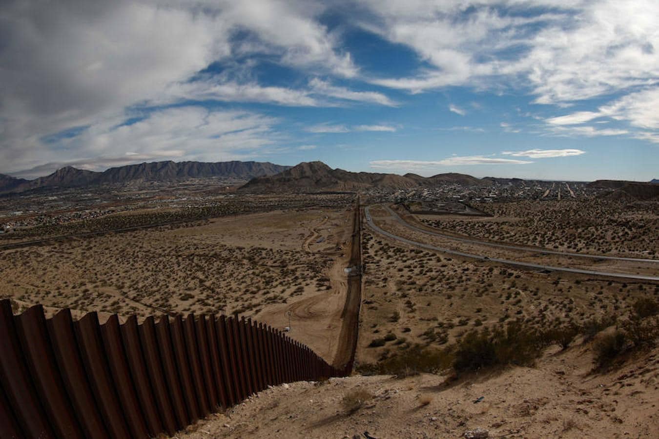 Barda fronteriza que divide al estado de Texas, en Estados Unidos (izquierda) y Ciudad Juárez (México)