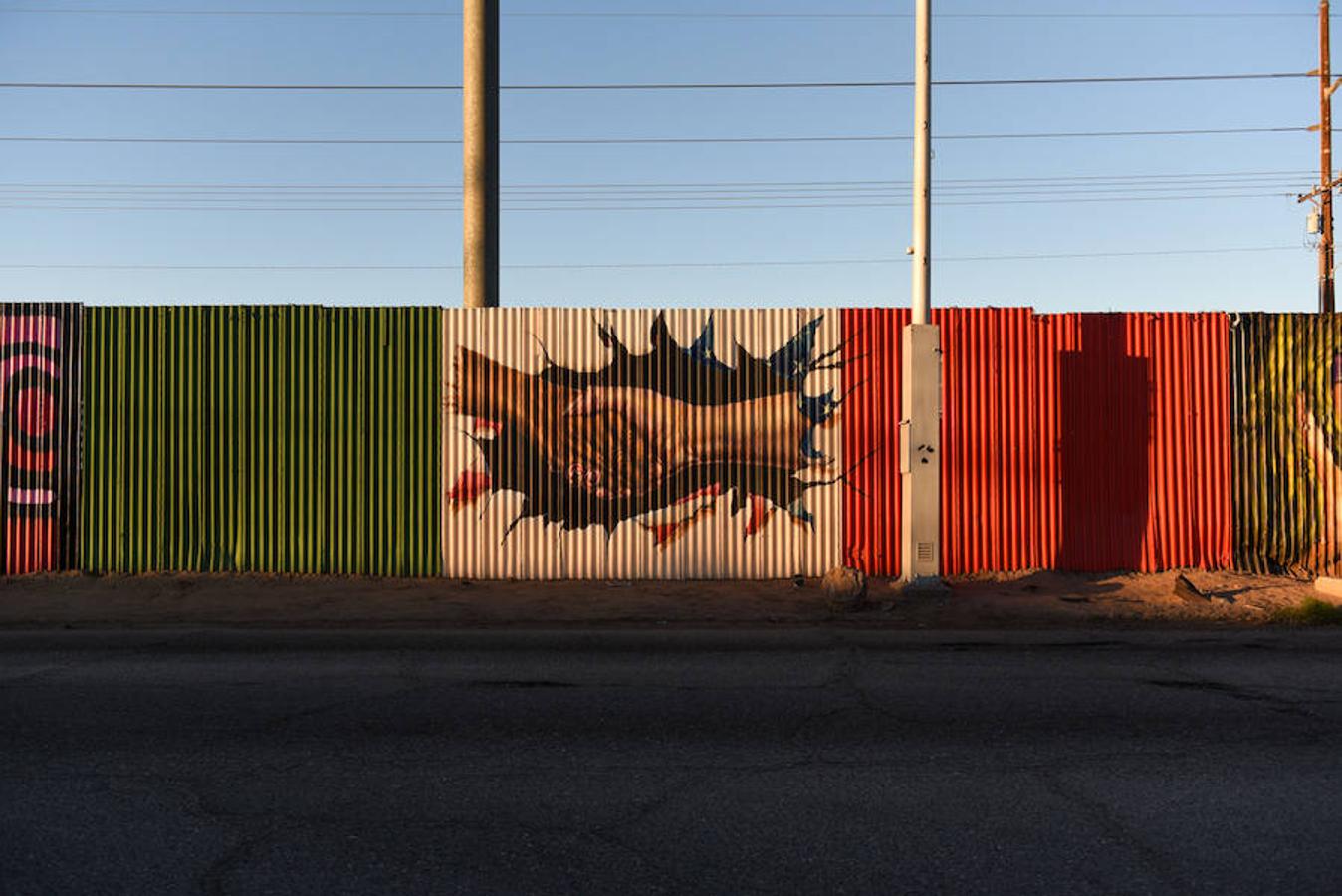 Pintada en la cerca fronteriza que divide al estado de Mexicali (México) y Calexico (Estados Unidos)