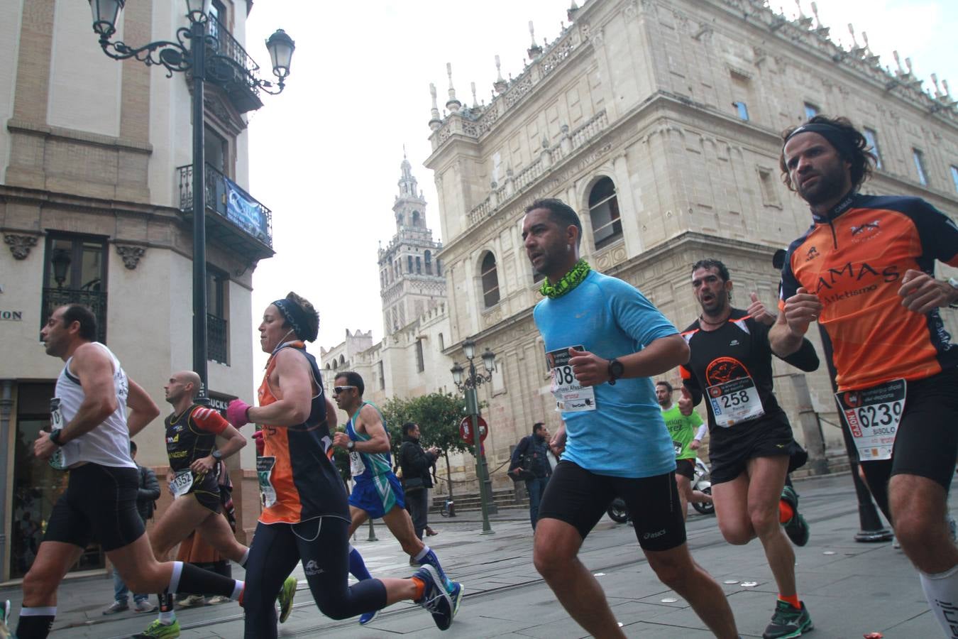 ¿Has corrido la Media Maratón de Sevilla? ¡Búscate en las imágenes!